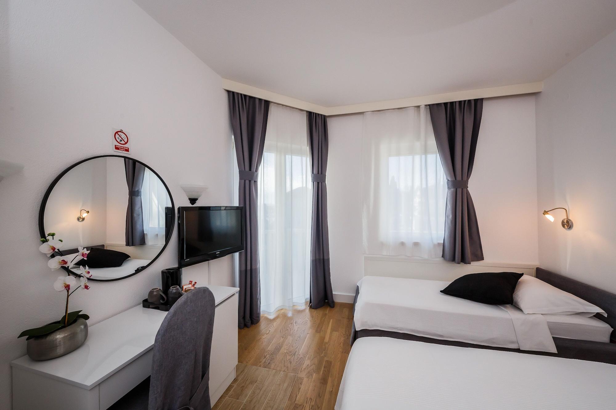 Hotel Villa Zarko Kastel Stari Exterior photo
